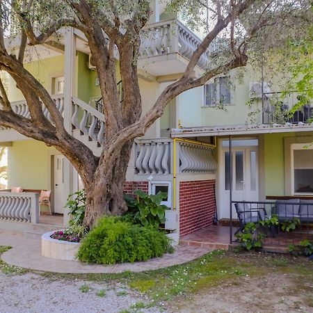 Apartments Oliva Утеха Екстериор снимка